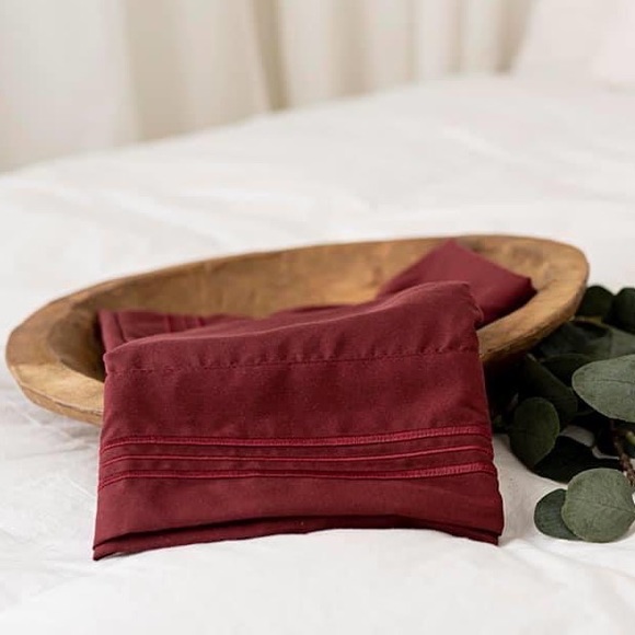 ⭐️SALE⭐️Full 4pc Burgundy Bedsheets - Picture 2 of 6